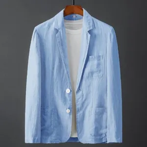 Detailaufnahme eines hellblauen atmungsaktiven Leinen-Blazers für Herren-Freizeit
