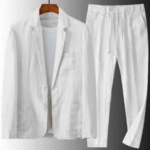 Abito casual da uomo in lino bianco con blazer leggero e pantaloni con coulisse.