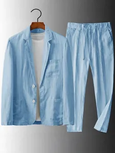 Completo estivo da uomo in lino azzurro traspirante con giacca e pantaloni eleganti