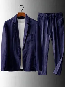Completo da uomo in lino blu navy con blazer casual e pantaloni traspiranti a coulisse