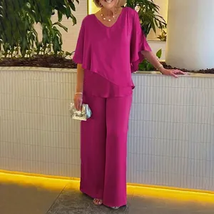 Elegante conjunto de dos piezas fucsia con túnica asimétrica con cuello en V y pantalón ancho.