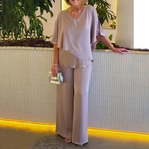Elegante conjunto casual de dos piezas para mujer con cuello en V y dobladillo malva.