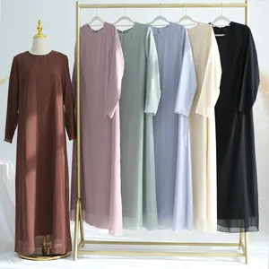 Élégantes robes deux pièces en mousseline froissée en plusieurs couleurs sur portique
