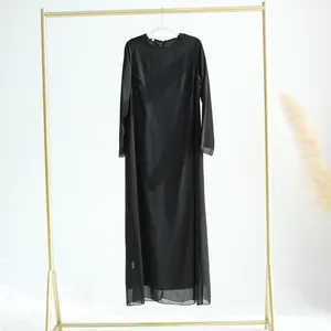 Vue détaillée d'une élégante robe longue en mousseline noire sur un support doré