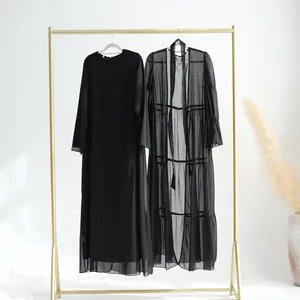 Élégant ensemble deux pièces en mousseline noire de style turc sur un portant doré