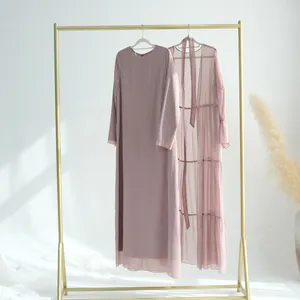 Élégant ensemble deux pièces robe et cardigan en mousseline froissée vieux rose sur cintre.