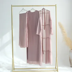 Élégant ensemble deux pièces en mousseline froissée rose poudré sur portant doré.