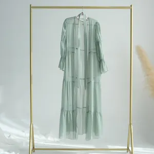 Robe longue en mousseline vert sauge élégante avec volants étagés et manches cloche