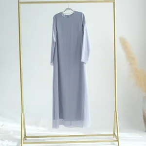 Robe élégante à manches longues en crêpe de mousseline bleu-gris sur cintre