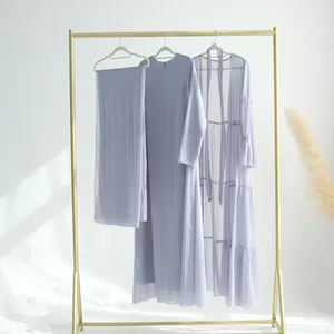 Ensemble trois pièces élégant en mousseline plissée mauve sur un beau portant doré