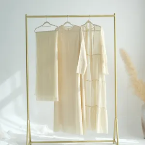 Ensemble robe en mousseline beige élégant avec châle sur cintre doré