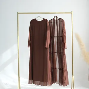 Ensemble robe maxi deux pièces en mousseline de soie marron moka avec cardigan sur cintre