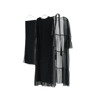 Ensemble deux pièces minimaliste élégant en mousseline plissée noire, robe longue.