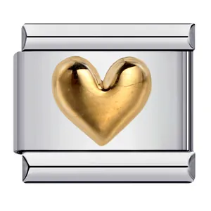 Primo piano di un charm per bracciale modulare italiano in acciaio inossidabile con cuore dorato.