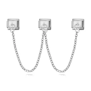 Vue détaillée de breloques modulaires italiennes en acier avec double chaîne