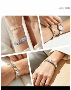 Dettaglio ravvicinato di bracciali modulari in acciaio con charm in smalto.
