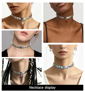 Visualizzazione dettagliata di vari choker elastici in acciaio inox sui modelli