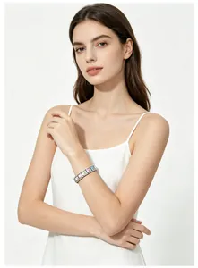 Dettaglio di un bracciale modulare in acciaio inossidabile con cuori colorati al polso