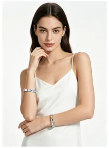 Dettaglio di braccialetti modulari elastici in acciaio inossidabile su una modella