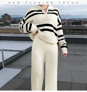 Detail von oversized gestreiftem Polo-Strickset mit weiter Hose in Creme und Schwarz