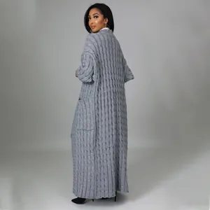 Achteraanzicht van een lange grijze kabelgebreide cardigan met handige zijzakken