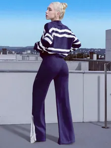 Rückansicht des navyblau gestreiften Strickpullover- und Weitbeinhosen-Sets für Damen.
