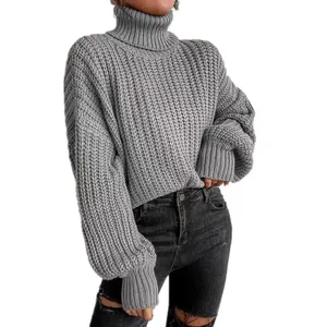 Maglione grigio a collo alto in maglia da donna, perfetto per la moda urbana invernale.