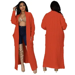 Lange oranje kabelgebreide cardigan met zakken, voor- en achteraanzicht in studio