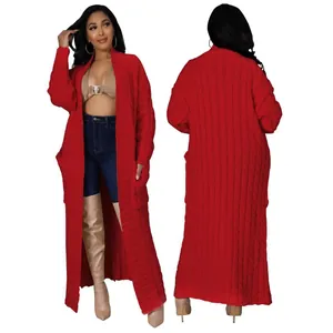 Voor- en achteraanzicht van een lang rood gebreid vest voor dames met zakken.