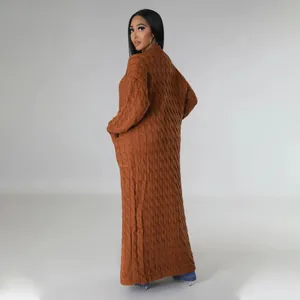 Lange bruine gebreide cardigan voor dames met kabelpatroon, zakken en vloerlengte.