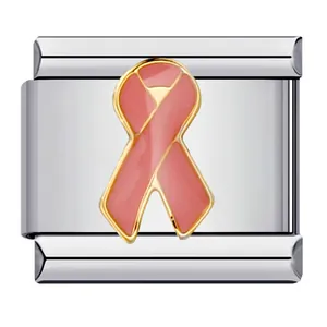 Dettaglio del charm nastro rosa su maglia italiana in acciaio inossidabile