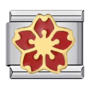 Detail van een roestvrijstalen modulaire armbandlink met een rode geëmailleerde bloem