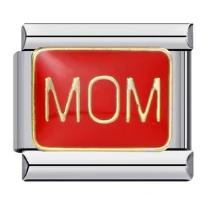 Dettaglio di un charm italiano in acciaio inox con smalto rosso e scritta MOM dorata.