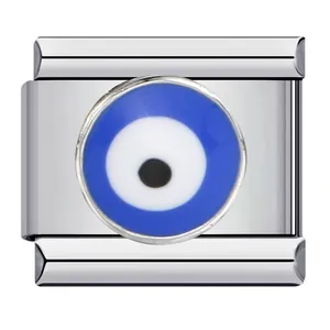 Dettaglio del charm modulare italiano Evil Eye in acciaio inox con smalto blu