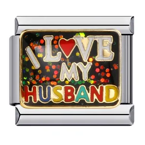 Dettaglio charm modulare italiano con testo 'I LOVE MY HUSBAND' e cuore rosso.