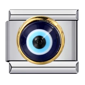 Dettagliata macro di un charm modulare italiano Evil Eye in acciaio inossidabile per DIY