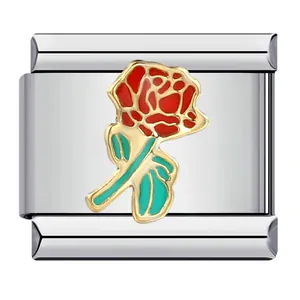 Vue détaillée de la breloque rose rouge en émail pour bracelets modulaires italiens