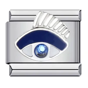 Elegante charm modulare italiano in acciaio inox con occhio blu e dettaglio cristallo
