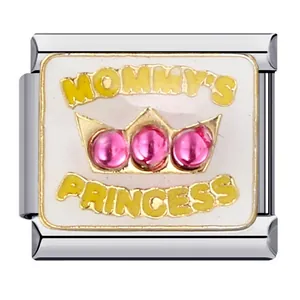 Primer plano detallado de un charm italiano con corona dorada y texto Mommy's Princess.