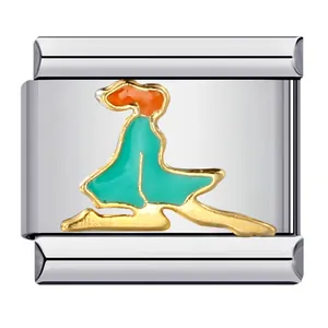 Macro-detail van roestvrijstalen Italiaanse charm met kleurrijke sportafbeelding