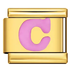 Primo piano di un modulo per bracciale italiano dorato con un ciondolo rosa a forma di lettera C