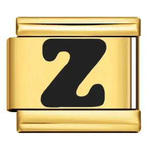 Dettaglio ravvicinato del charm italiano in oro con lettera Z nera per bracciali
