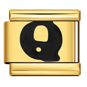 Dettaglio di una maglia per bracciale italiano color oro con lettera Q nera