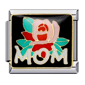 Dettaglio di charm italiano in acciaio inossidabile con rosa e scrittta MOM