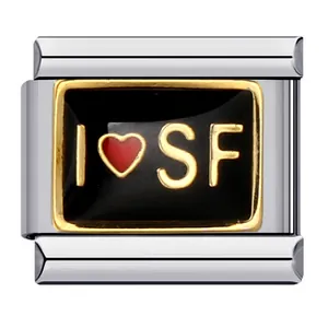 Dettaglio ravvicinato di un charm italiano in acciaio con la scritta dorata I Love SF