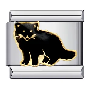 Dettaglio di maglia per bracciale italiano in acciaio con gatto in smalto nero e oro