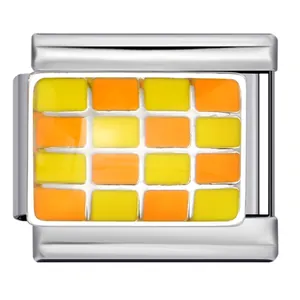 Vue détaillée d'un maillon italien avec motif en damier émaillé orange et jaune