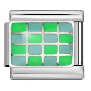 Gros plan sur un charm modulaire italien avec un motif en émail à damier vert et bleu