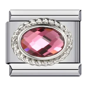Primer plano de charm italiano con circonita rosa ovalada y textura de cuerda