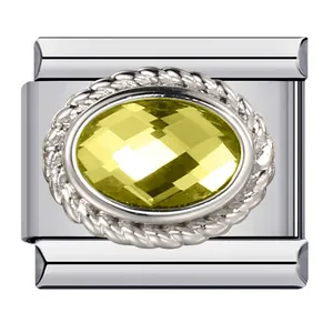 Primer plano de un eslabón de charm italiano con circón amarillo y acero inoxidable
